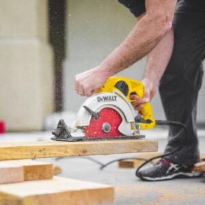 Sierra Circular de Mano Compacta 600W con Guía Láser y 3 Discos